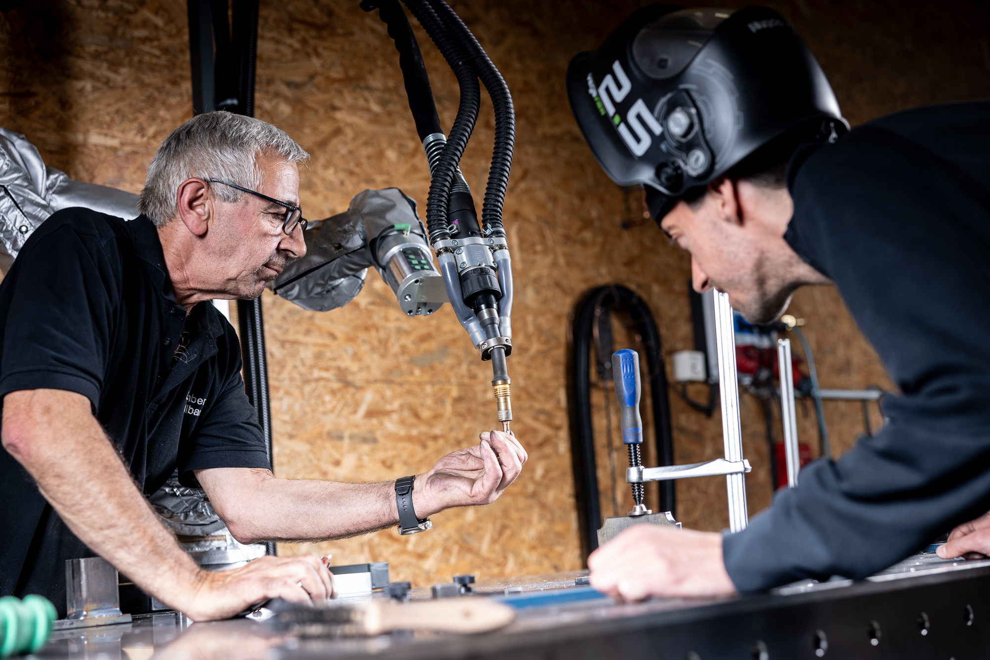 Einmal eingerichtet schweißt der Roboter fast von alleine.